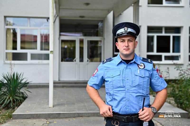 BEZBJEDNOST PODIGNUTA NA VIŠI NIVO  Bijeljinske đake čuva 16 policajaca, motre i školu i ulicu (FOTO)