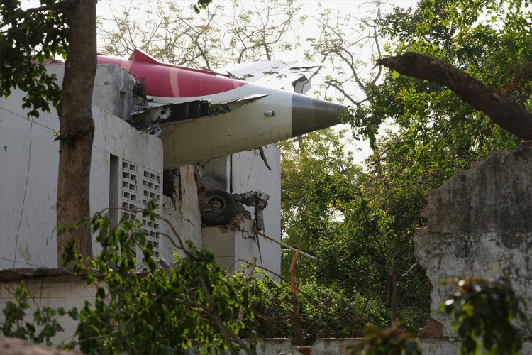 Jedan putnik preživio pad aviona u Indiji: 