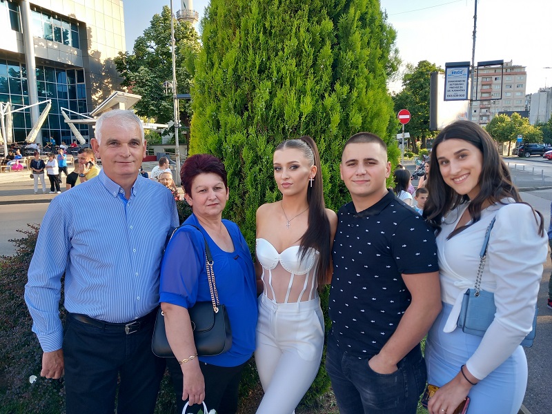 Bijeljina: Maturanti Ekonomske škole u defileu ulicama grada (FOTO)