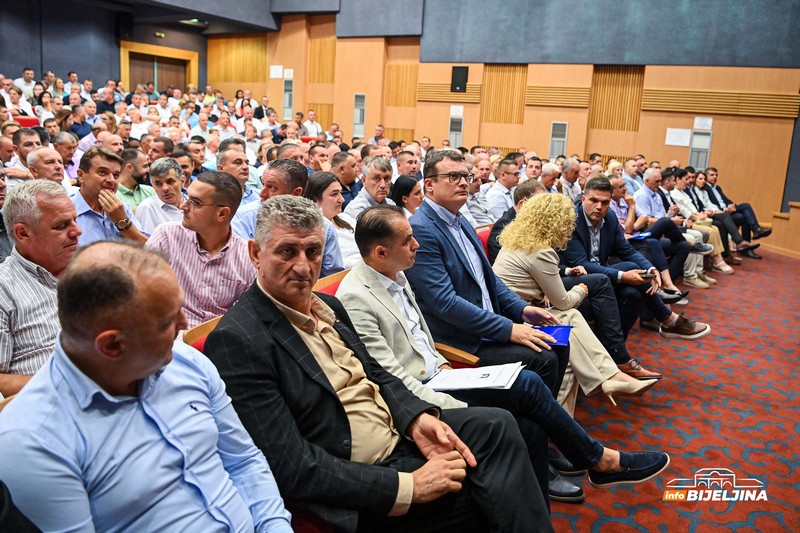 Izvor InfoBijeljine otkriva imena: Kojih SDS-ovaca želi da se riješi Ljubiša Petrović?