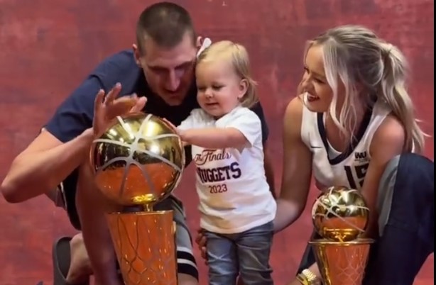 „Džin i palčica“: Evo koliko je visoka supruga Nikole Jokića