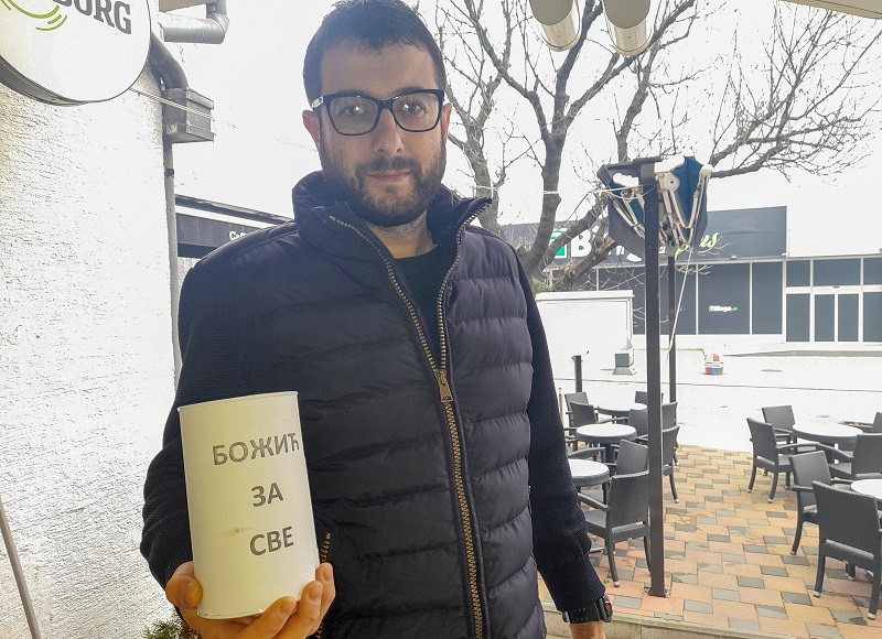 Bijeljinski ugostitelj s prijateljima ponovo u humanoj misiji: Prikupljaju pomoć da djeci uljepšaju praznike (FOTO)