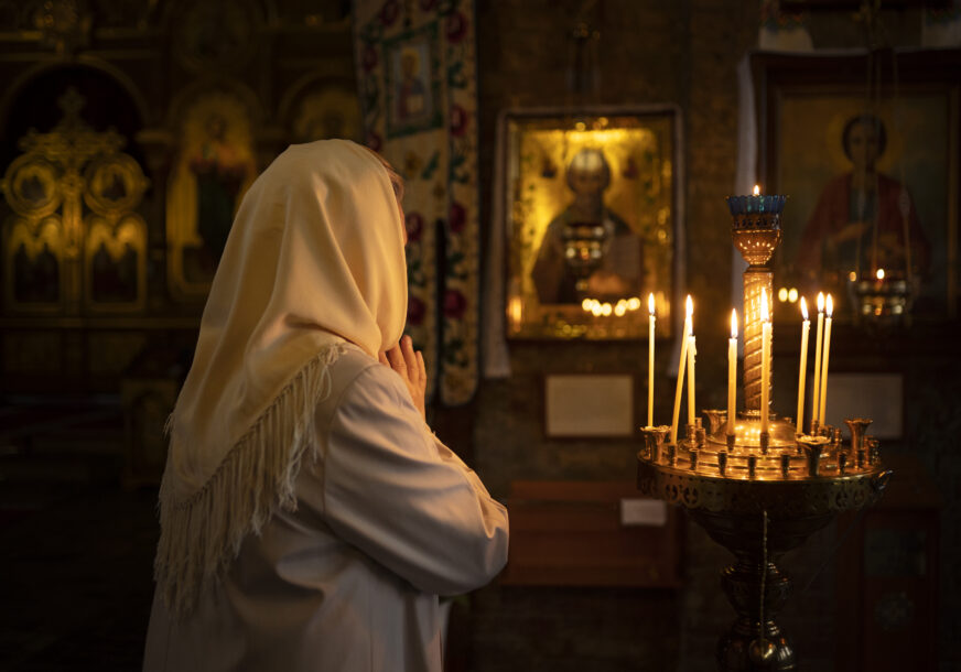 TEOLOG RIJEŠIO MISTERIJU Evo da li žene tokom liturgije moraju da nose maramu