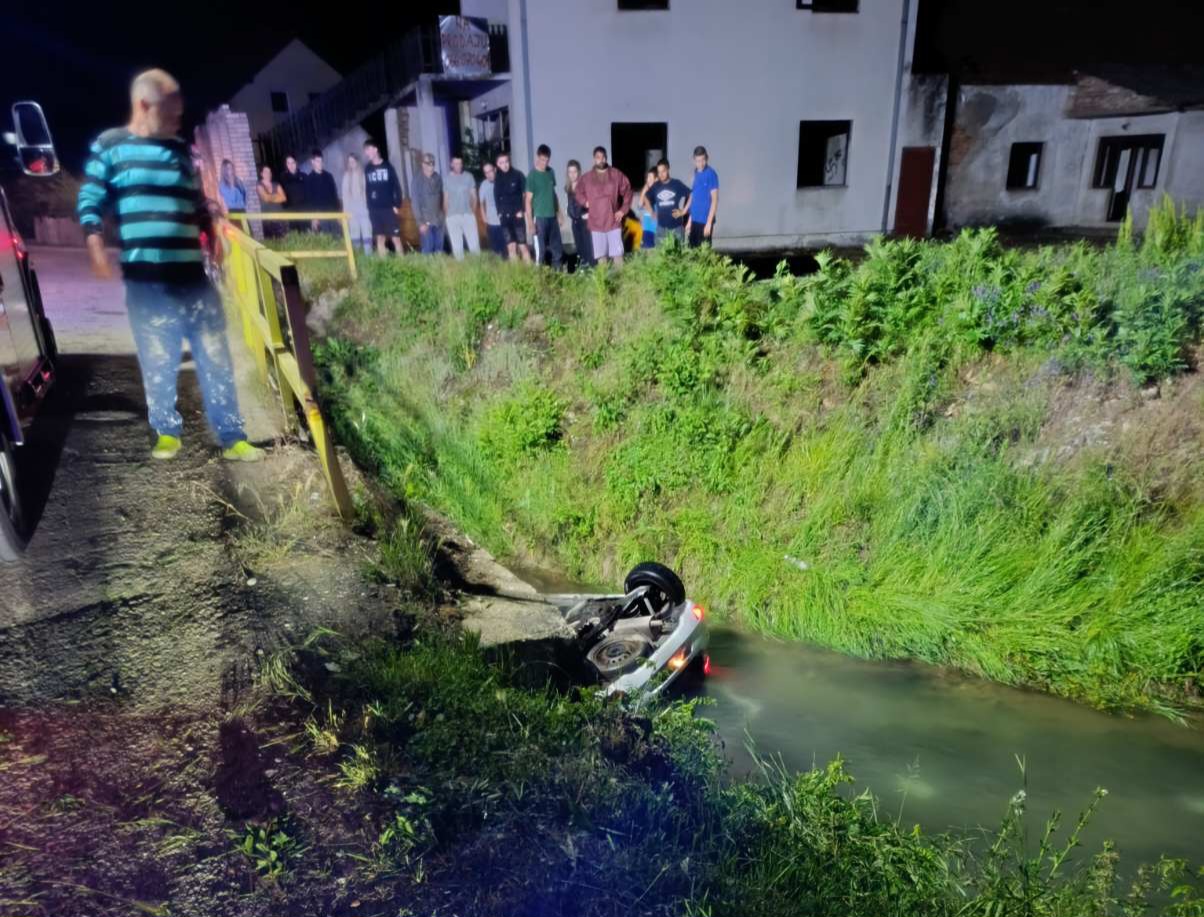 Herojski podvig bijeljinskih policajaca: Izvukli ženu iz auta prevrnutog u kanalu (FOTO)