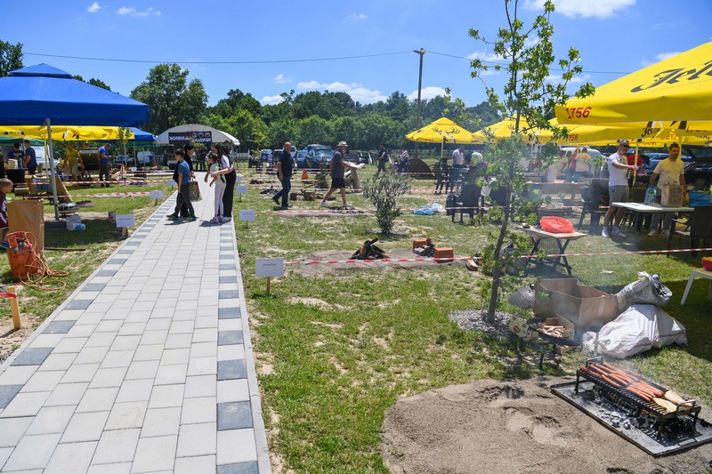 Počeo “Sač fest” u Čičinom sokačetu: Manifestacija u kojoj se uživa (FOTO)