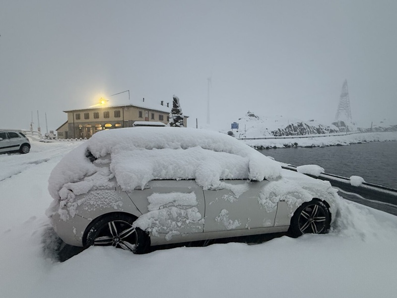 Haotično na planinama: Napadao snijeg, zatvoreni putevi