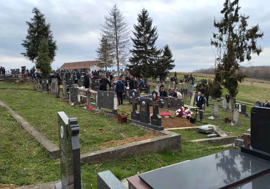 U subotu ZIMSKE ZADUŠNICE, dan sjećanja na naše preminule: Evo šta treba da uradite sa svijećom