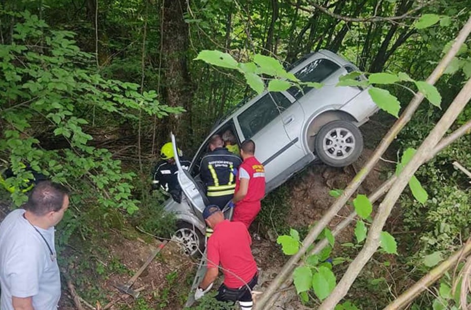 Nesreća na Manjači: Vozač autom sletio u šumu