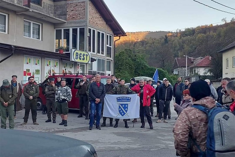 Građani uznemireni: Ratne zastave, uniforme i povici 