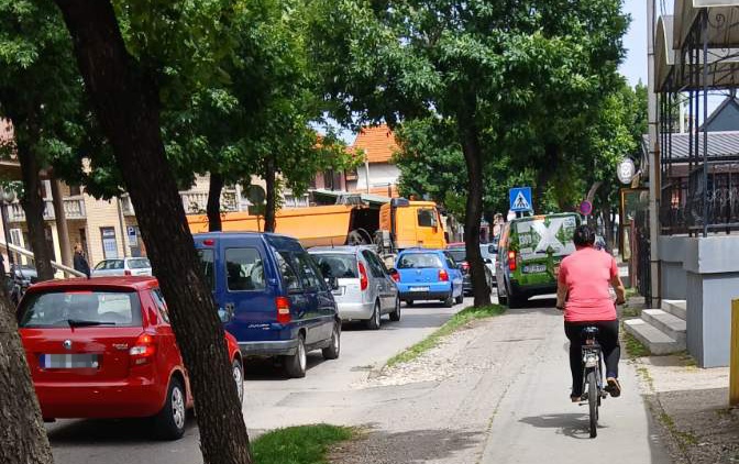 Saobraćajni kolaps u Bijeljini, sudarili se šleper i automobil (FOTO)