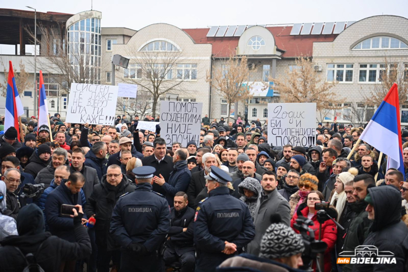 Protest u Bijeljini zbog hapšenja Petrovića: Ko je ušao u zgradu policije? (FOTO)