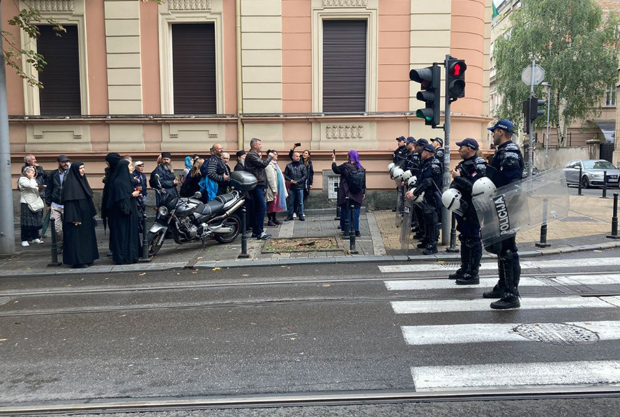 Počeli incidenti u Beogradu: Učesnik litija oteo LGBT zastavu, sukobi s policijom, uhapšen monah