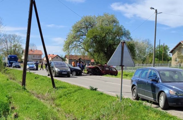 Sudar tri vozila: Povrijeđena žena prevezena u bijeljinsku bolnicu, a vozač u Banjaluku (FOTO)