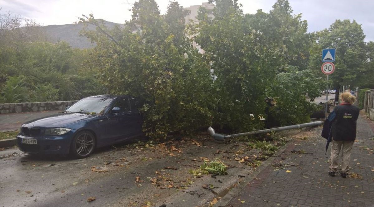 NEVRIJEME U MOSTARU Jaka kiša i vjetra nosili sve pred sobom