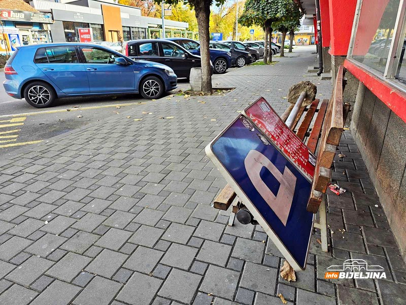 Bijeljina: Tabla o naplati parkinga završila na klupi (FOTO)