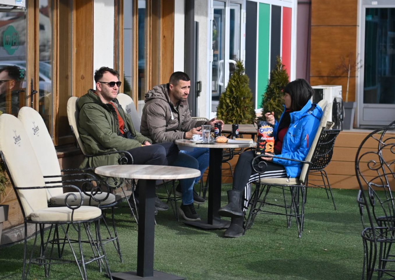 Bijeljina: Bašte kafića već otvorene, najhrabriji piju kafu napolju (FOTO)