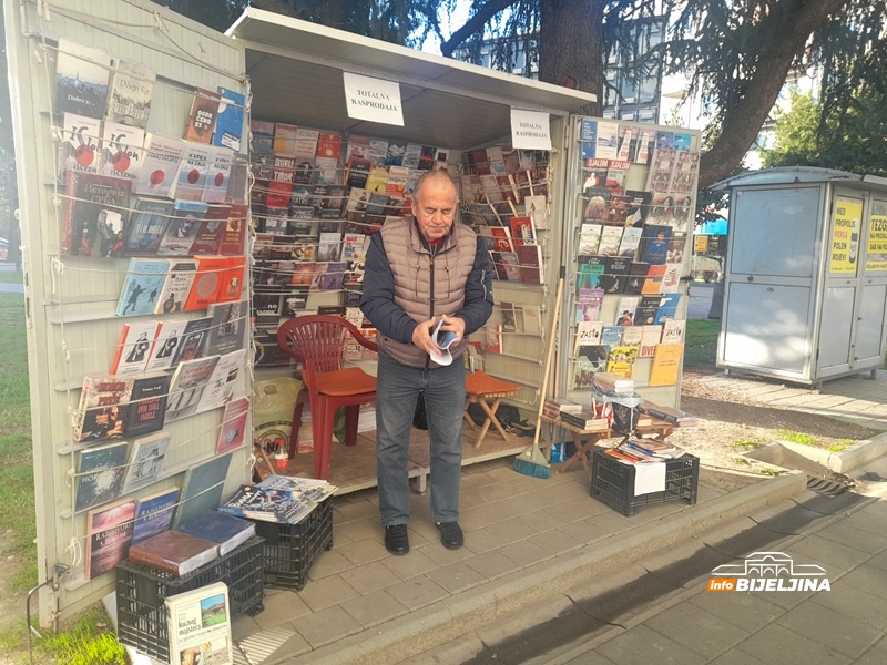 Zatvaraju kultni kiosk u Bijeljini: Prođe i sedam dana bez mušterije, sad knjige prodaju u pola cijene (FOTO)