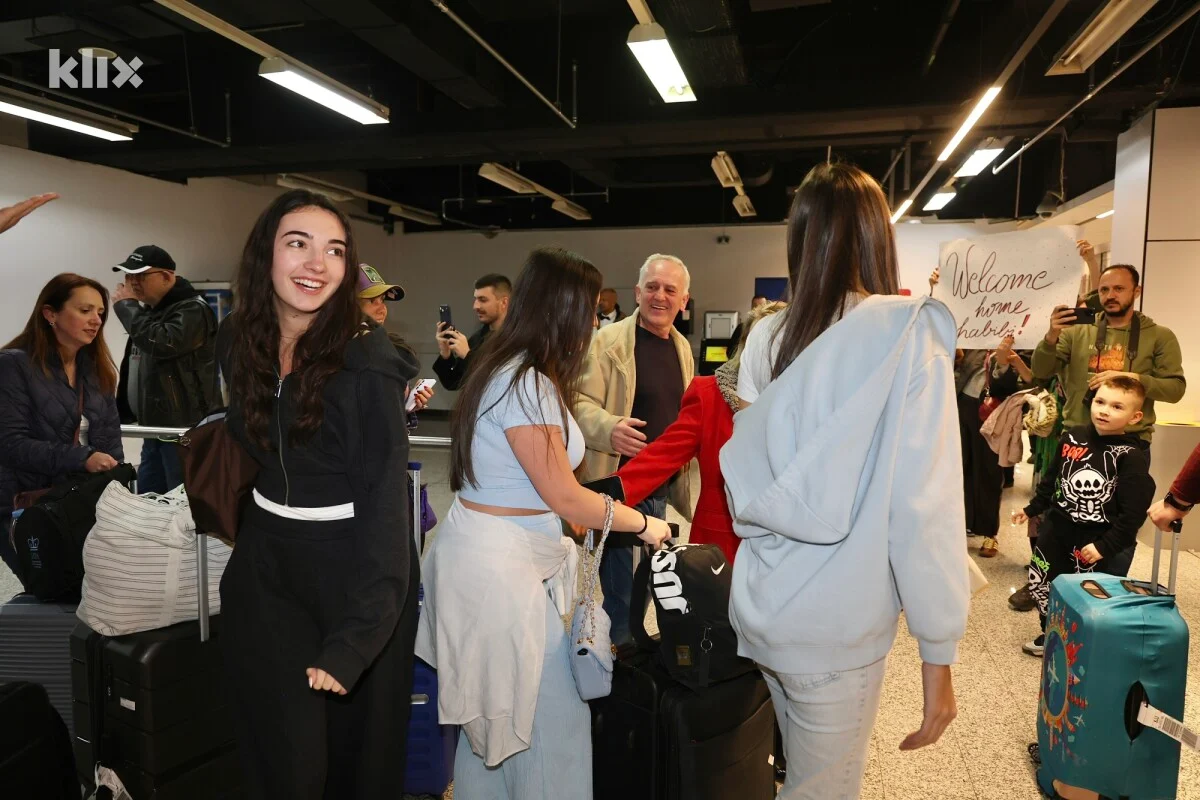 Avion iz Dubaija sa državljanima BiH sletio u Sarajevo (VIDEO)