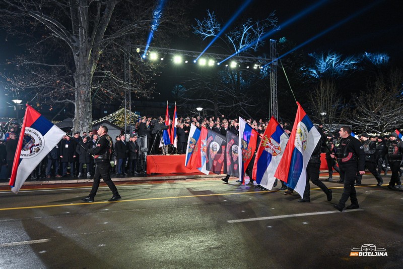 Dan Republike Srpske: Više od 3.000 učesnika defilovalo na Trgu Krajine u Banjaluci (FOTO)