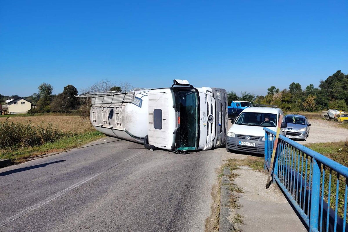 Kamion se prevrnuo na putu Srbac-Razboj