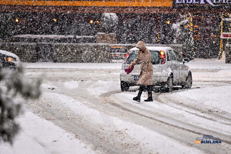 Bijeljina osvanula pod snijegom (FOTO)