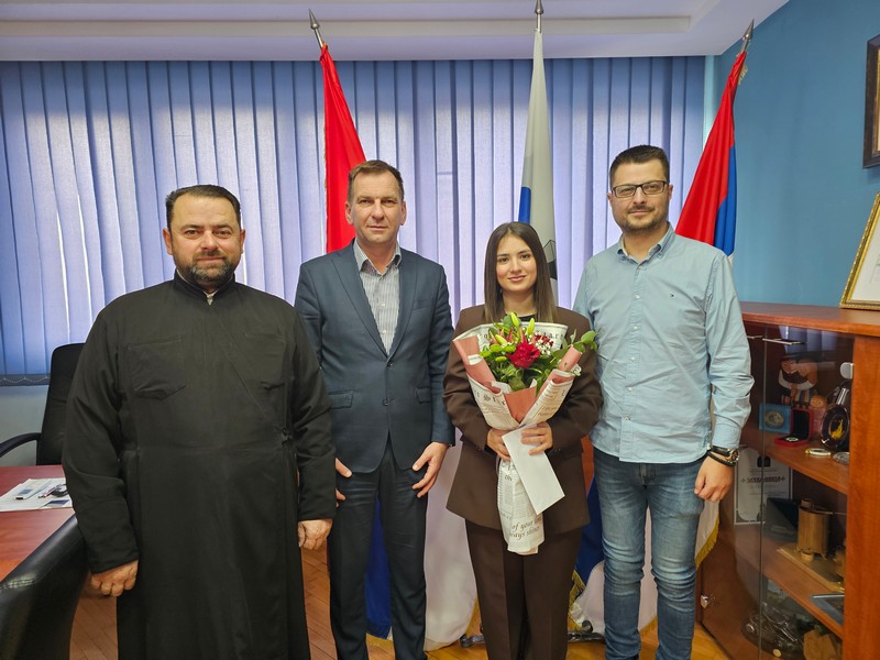 Načelnik Gajić nagradio pobjednicu plivanja za Bogojavljenski krst: Jovanin uspjeh - ponos Ugljevika