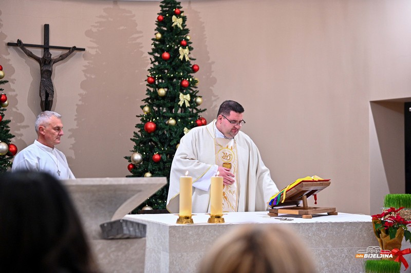 Služena ponoćna božićna misa u Bijeljini - Ujediniti se u Bogu i njegovoj ljubavi (FOTO, VIDEO)