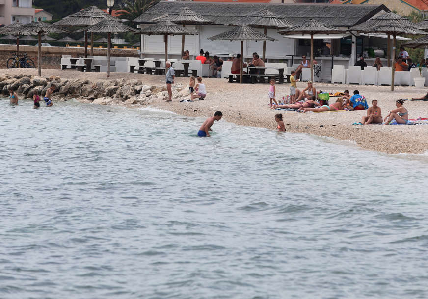 Marija doživjela šok na plaži u Ulcinju: Platila ležaljke kao luksuzni smještaj, a zbog jednog poteza konobarice spakovala djecu i otišla