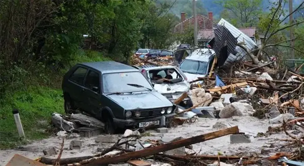 Ovdje, života više nema - Automobili na gomili, oštećene kuće i ceste