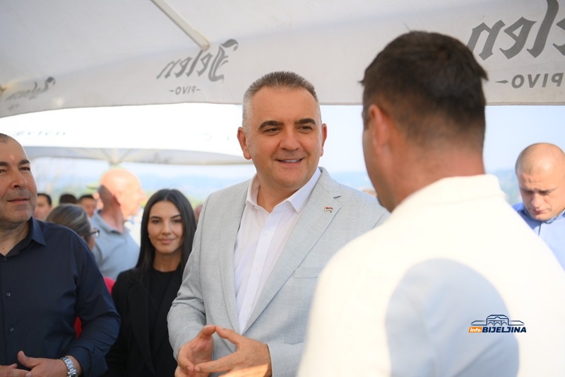 Minić u Puškovcu kod Lopara: Moja kancelarija je cijela Srpska (FOTO)