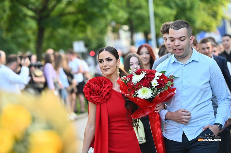 Maturanti Poljoprivredne i medicinske škole Bijeljina zakoračili u novi životni period (FOTO, VIDEO)