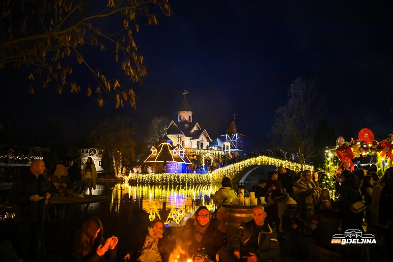 Svečano otvoreno Zimsko selo, spektaklu prisustvovali brojni građani (FOTO)