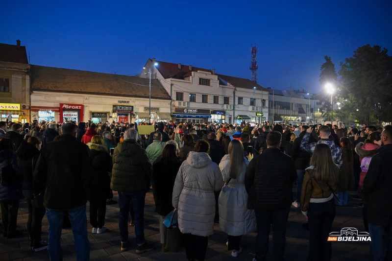 U Bijeljini skup podrške studentima: Tišina za 15 žrtava u Novom Sadu (FOTO)