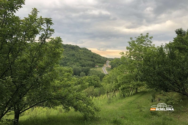 Posljednji Vaskrs na ognjištu: Rudarske mašine brišu majevička sela /FOTO/