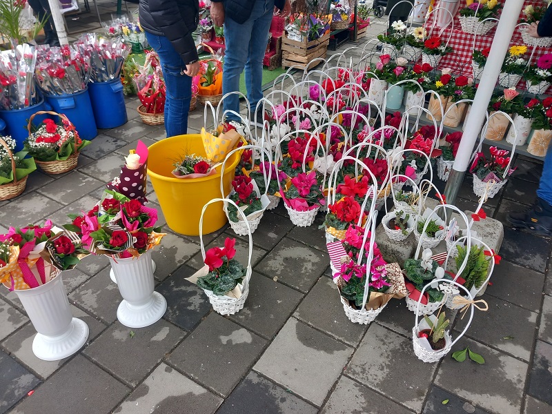 Bijeljina: Bogata ponuda cvijeća za 8. mart, evo šta su Bijeljinci najviše kupovali (FOTO)