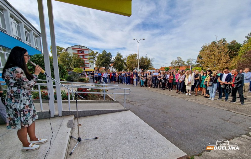 Bijeljina: Održan skup podrške nastavnici koju je povrijedio učenik (FOTO)