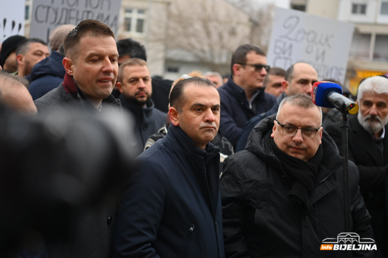 Protest u Bijeljini zbog hapšenja Petrovića: Ko je ušao u zgradu policije? (FOTO)