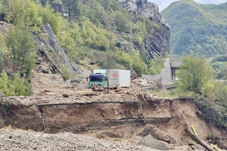 Crna Gora u BiH uputila spasilačku ekipu od 32 člana, biće u Jablanici