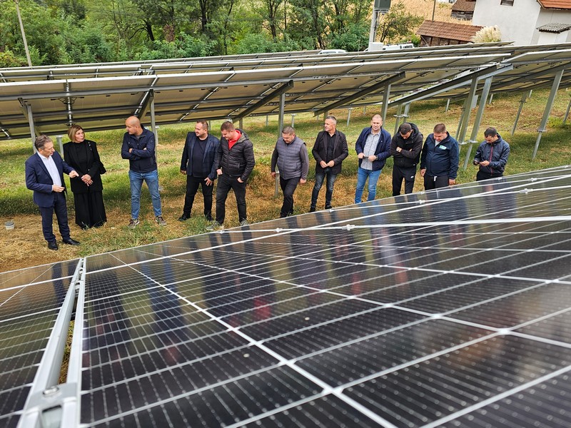 Prva solarna elektrana u Ugljeviku: Načelnik Perić u posjeti domaćinstvu Đokić (FOTO)