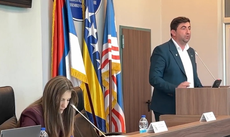 Cirkus u Bijeljini: Gradonačelnik i predsjednica Skupštine “zvijezde” društvenih mreža (VIDEO)