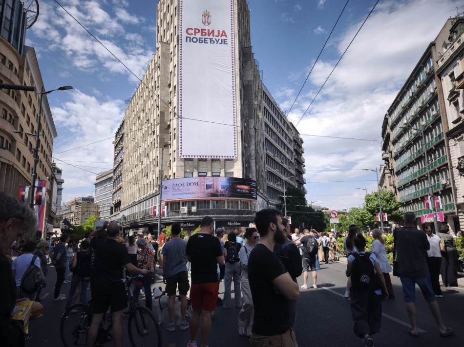 Uklonjen baner sa Palate Albanija: Završena akcija u centru Beograda