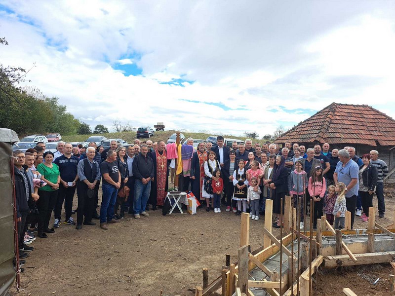 Osvećen krst i zemljište za novu crkvu u selu Lipovice na Majevici (FOTO)