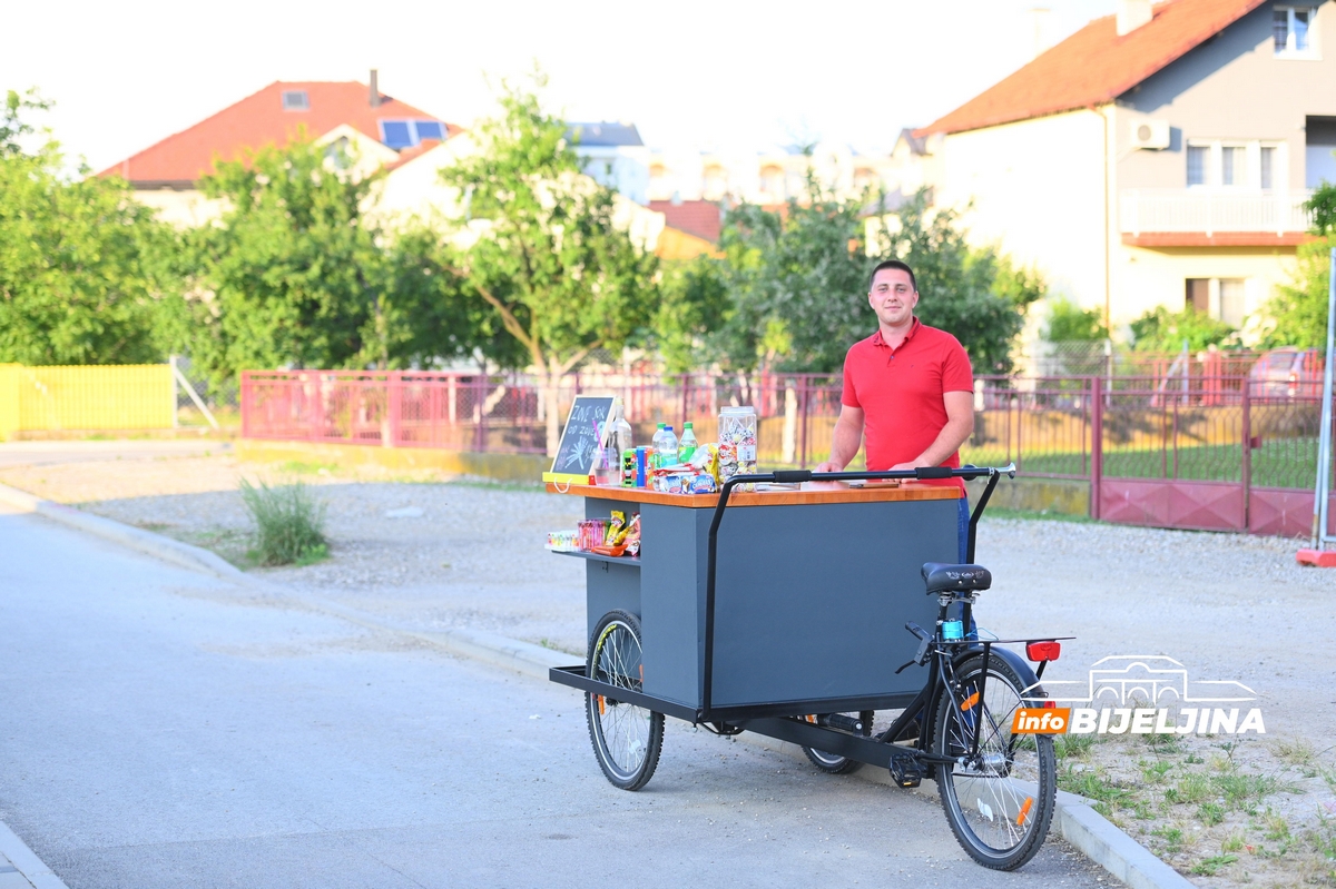 Milioneri mu okrenuli leđa, ali NIJE ODUSTAO: U Bijeljini ostvario ideju iz Beča, mini-biznis pokrenuo na triciklu (FOTO)