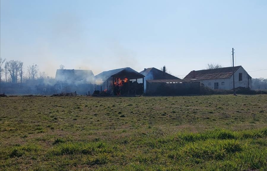 Požar u Čađavici kod Bijeljine, vatrogasci na terenu (FOTO)