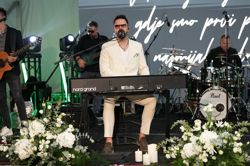 Veličanstvena noć s Petrom Grašom u Festivalskoj bašti: Bingo još jednom pokazao da je Naše mjesto za sve