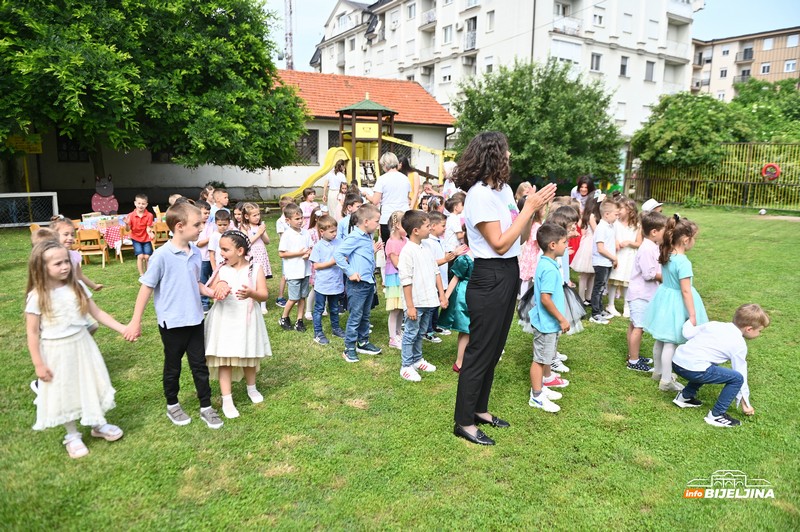 I predškolci obilježili maturu – rastanak sa vaspitačima, od septembra novo poglavlje (FOTO)