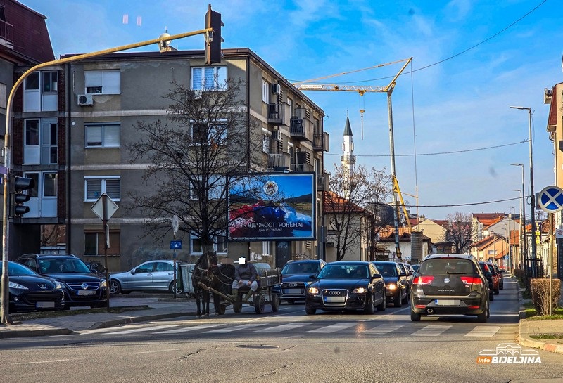 Bijeljina nekad i sad: Slični prizori danas i prije nekoliko decenija, tu je i zaprega (FOTO)