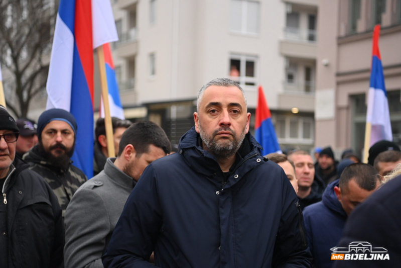 Ulica zatvorena, stigli policajci: Protestuju i ispred Tužilaštva zbog hapšenja Petrovića (FOTO)