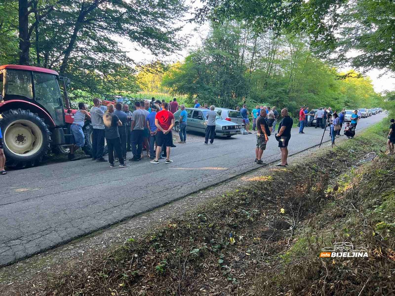 Bijeljina: Protest mještana više naselja zbog ukopavanja svinja, zaprijetili i blokadom puta (FOTO, VIDEO)