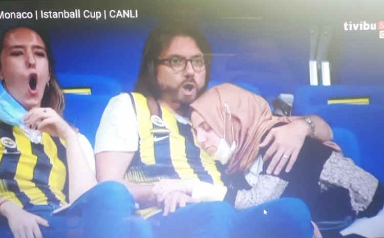 Zanimljiva scena iz dvorane u Istanbulu: Žena zaspala na utakmici u kojoj su se igrala tri produžetka